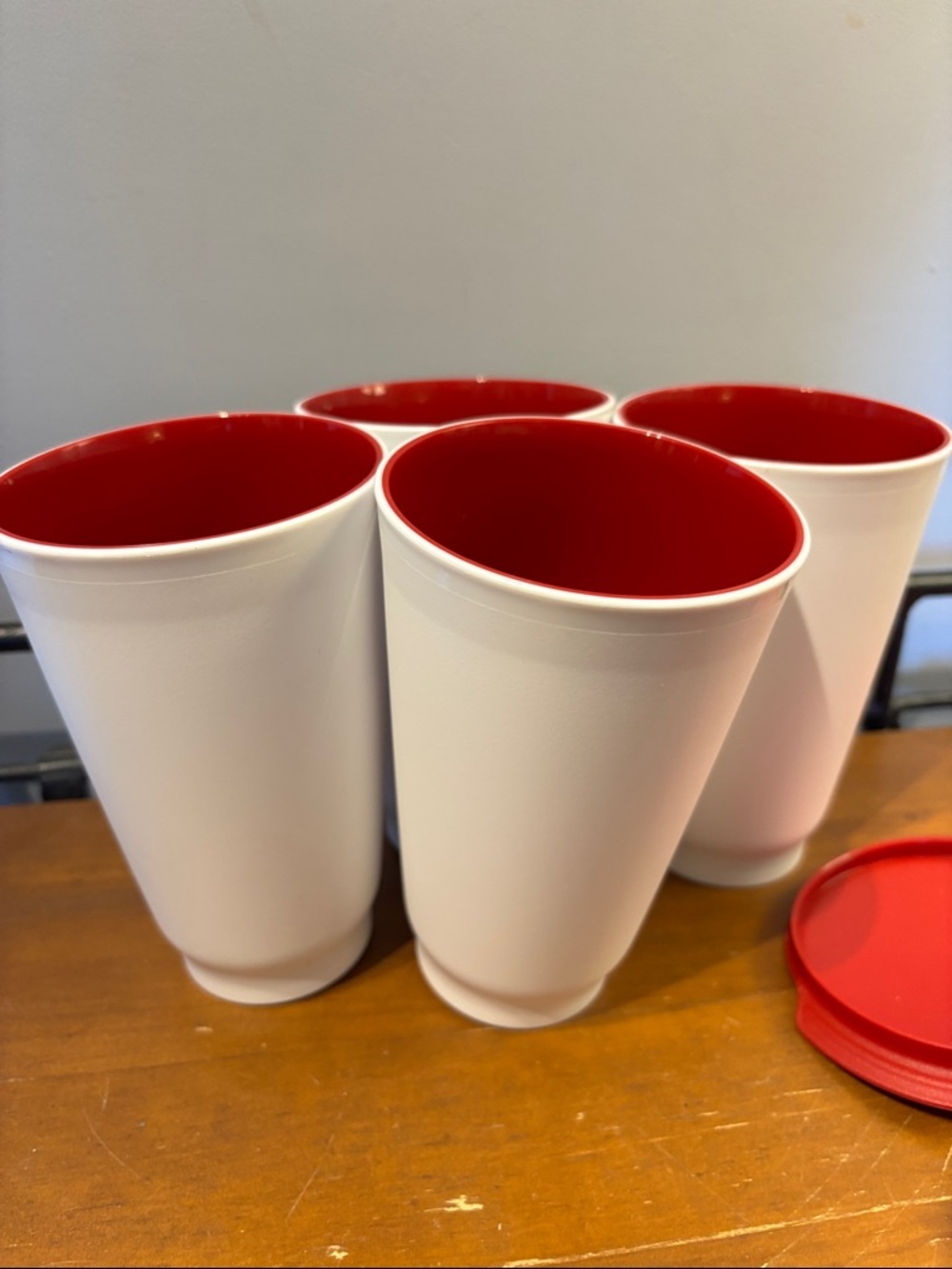 New Tupperware Allegra Set Of 4 Red And White Tumblers With Lids - Picture 4 of 4
